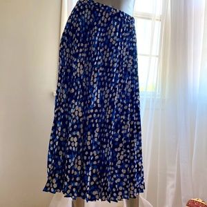Halogen High waist Pleated skirt White dotted. Small,  Stretchy.